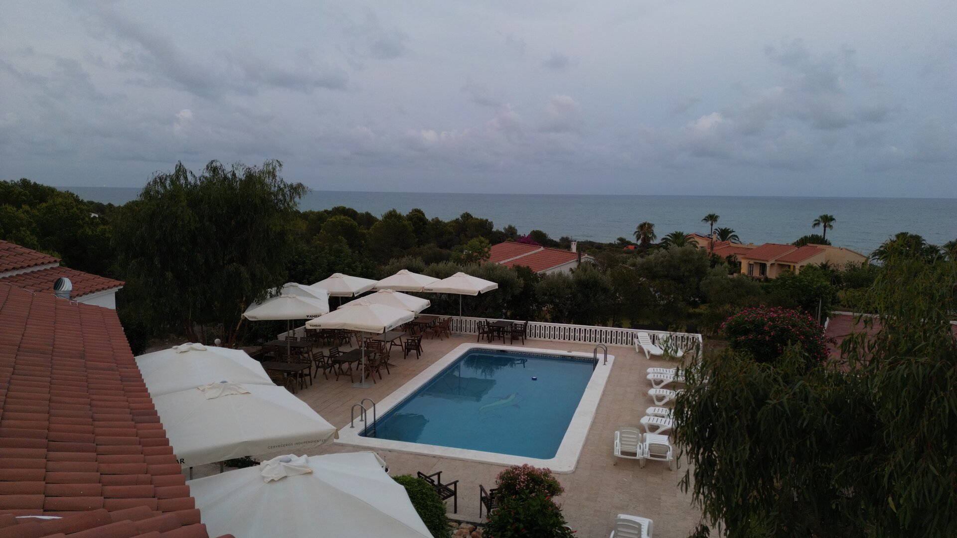 Piscina infinity frente al Mediterráneo